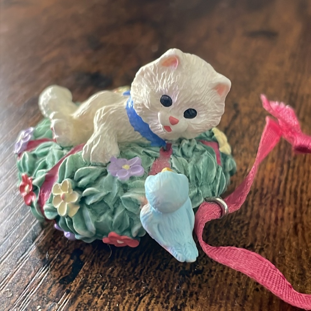 Hallmark 1986 What’s Your Name White Kitten Wreath Bird Keepsake Ornament